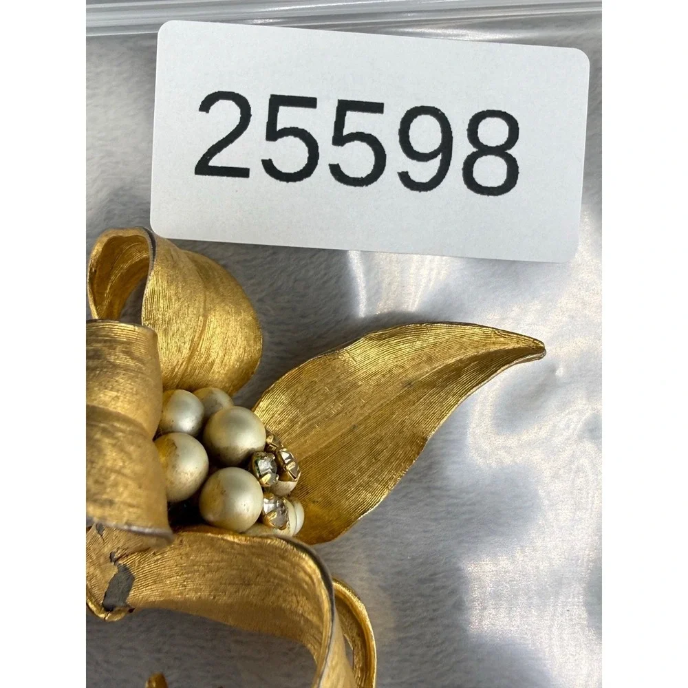 Vintage Kramer Flower‎ Brooch Rhinestone Faux Pearl Gold Tone Flower Signed